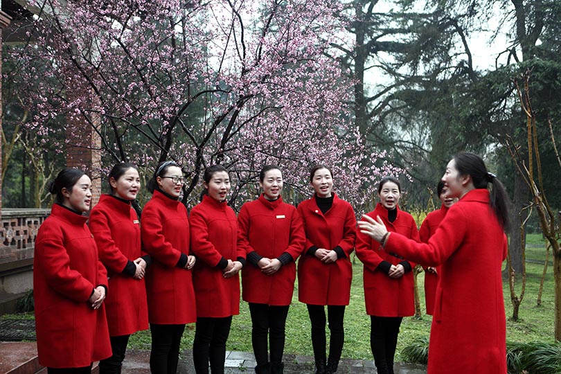 國家二級(jí)演員、揚(yáng)州市文化館社會(huì)工作中心主任周倩為船娘們培訓(xùn)揚(yáng)州小調(diào)